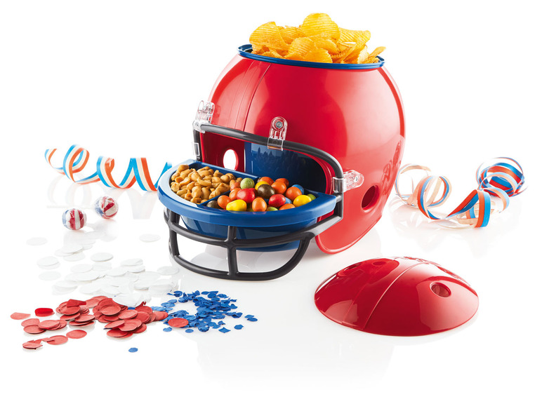 Un casque de football américain rouge avec des en-cas et des confettis pour une fête.