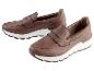Deux mocassins marrons avec des semelles blanches