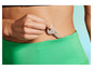 Une main glissant une clé dans un pantalon vert.