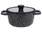 Une casserole noire avec un couvercle en matériau marbré.