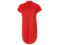 Une robe rouge décontractée à manches courtes.