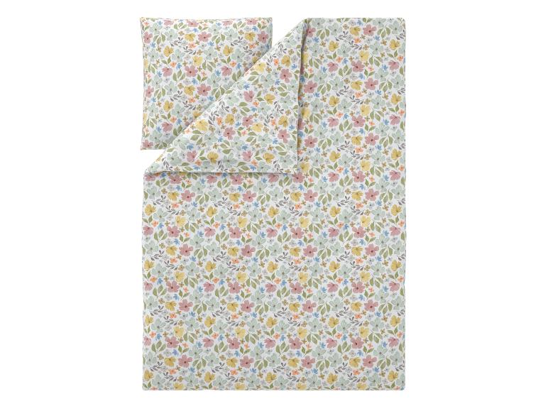 Parure de lit avec motif floral pastel.