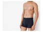 Un homme portant un boxer bleu marine Livery.