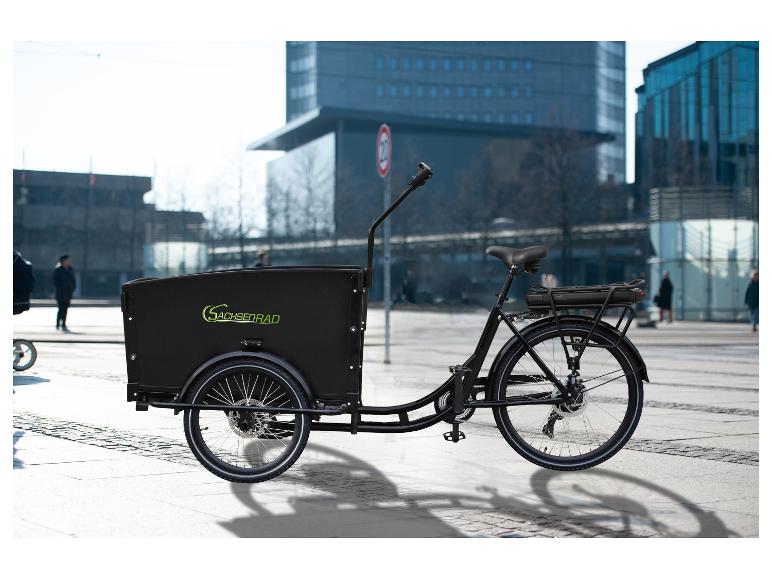 Tricycle cargo noir SachsenRAD dans une rue de la ville.