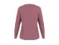 Un t-shirt à manches longues rose pour femme.
