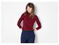 Femme en col roulé côtelé rouge et pantalon bleu marine
