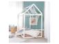 Lit cabane blanc pour enfants avec un baldaquin bleu clair et une décoration d'étoiles.