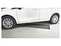 Une voiture blanche avec un tapis de sol noir