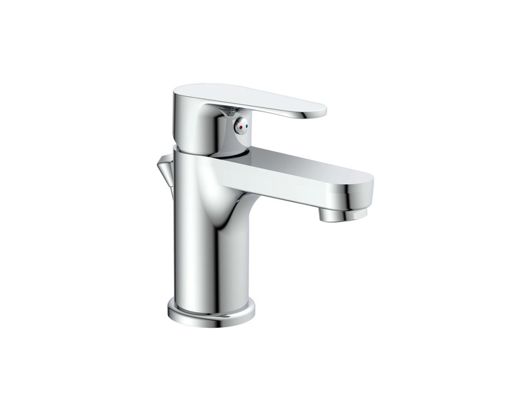 Un robinet de salle de bain chromé à manette unique.