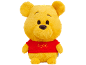 Ours en peluche jaune portant un t-shirt rouge avec l'inscription 'Pooh'.