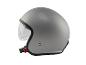 Un casque de moto gris avec une visière transparente.