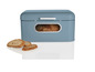 Une boîte à pain bleue avec du pain et des tranches de pain à côté.