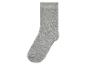 Une chaussette grise avec une texture côtelée.