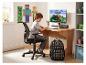 Garçon dessinant à un bureau en bois avec un sac à dos et une déco jeu vidéo.