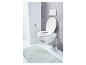 WC suspendu blanc avec abattant et tapis de bain.