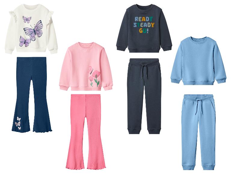 Quatre ensembles de sweats et pantalons pour enfants, avec motifs papillons et floraux et le texte « READY STEADY GO ! ».