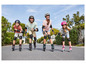 Une famille s'amuse à faire du roller avec des équipements de protection.