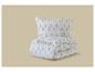 Parure de lit blanche avec motif de feuilles marron et beige.