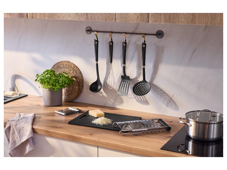 Rape multifonction en acier inoxydable SILVERCREST® sur le plan de travail de la cuisine.