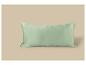 Oreiller vert clair sur fond beige.