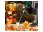 Une personne utilise un souffleur à feuilles Parkside pour nettoyer son jardin des feuilles mortes.