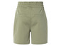 Short vert avec taille élastique.