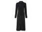 Une robe chemise longue noire avec des boutons et une ceinture.