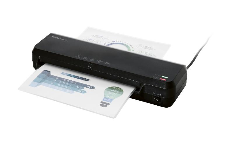 Un scanner Silvercrest noir avec un document à l'intérieur.