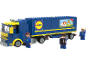 Camion jouet bleu avec remorque et figurines en uniforme bleu.