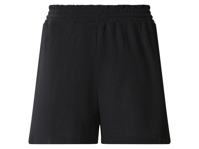 Short noir avec taille élastique et texture froissée.