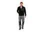 Homme en veste polaire noire et pantalon de travail gris