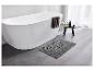 Bain moderne, tapis de bain gris et serviette.