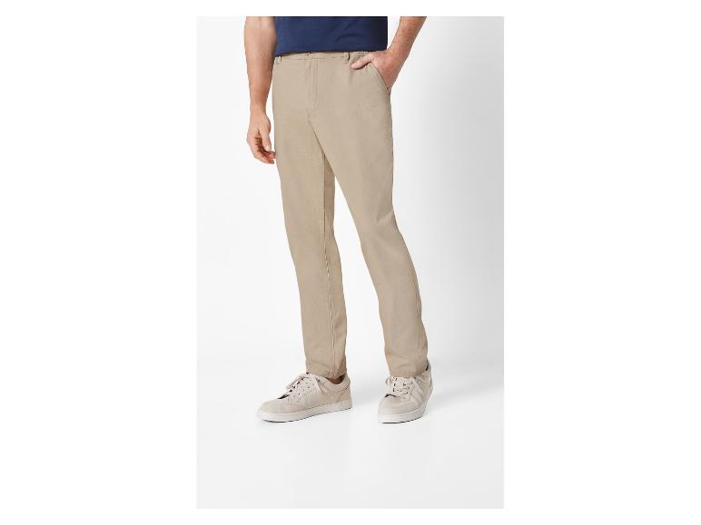 Pantalon beige et chaussures basses : tenue décontractée pour homme.