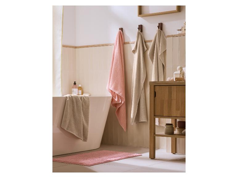 Tapis de bain rose LIVARNO dans une salle de bain chaleureuse.