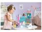 Petite fille jouant avec un ensemble de cuisine Gabby's Dollhouse, préparant des glaces et des gaufres.