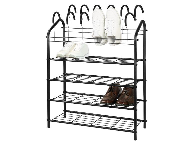 Étagère à chaussures métallique noire à quatre niveaux avec crochets, présentant des baskets blanches et des chaussures marron.