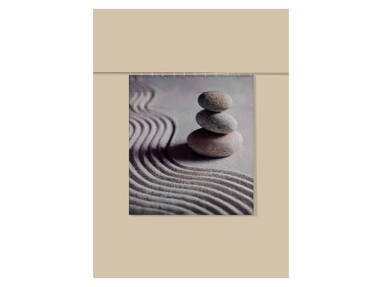 Rideau de douche avec des pierres zen empilées sur du sable ratissé.