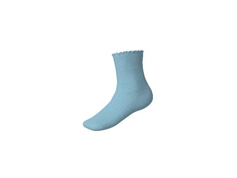 Une chaussette bleu clair avec un volant sur le dessus.