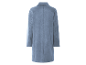 Un long manteau bleu clair.