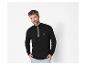 Un homme porte un pull noir à fermeture éclair de Lyle & Scott.