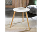 Une table basse blanche avec des pieds en bois.
