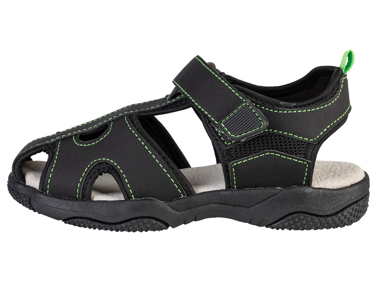 Sandales noires avec des coutures vertes