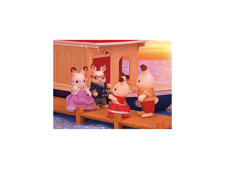 Quatre figurines de lapins sur un quai en bois à côté d'un bateau, avec un coucher de soleil en arrière-plan.