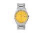 Une montre Auriol argentée avec un cadran jaune.