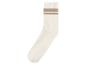 Des chaussettes blanches avec des rayures marrons.