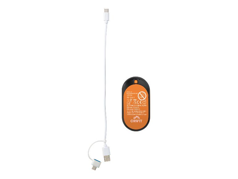 Batterie externe portable avec câble de charge blanc et connecteurs multiples.