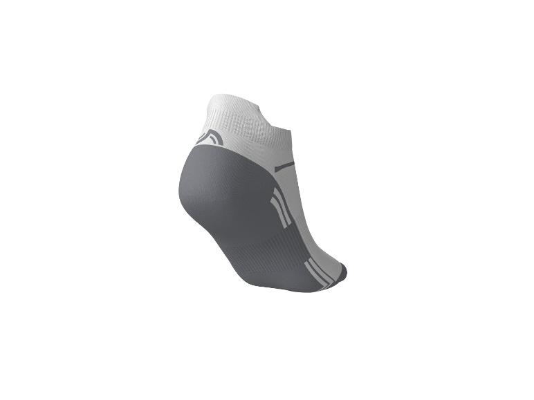 Une chaussette de sport blanche et grise à rayures.
