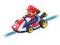 Voiture de course Mario Kart sur une piste bleue.