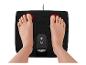 Pieds sur un masseur de pieds électrique noir avec lumières rouges et panneau de commande.