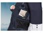 Une veste de ski bleu marine avec un pantalon blanc, montrée sur fond de montagne.